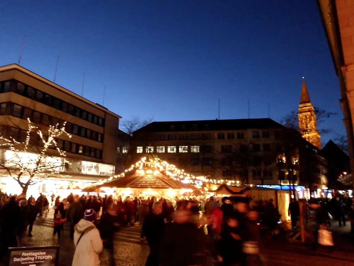 Kieler Weihnachtsmarkt am Abend mit beleuchteten Hütten