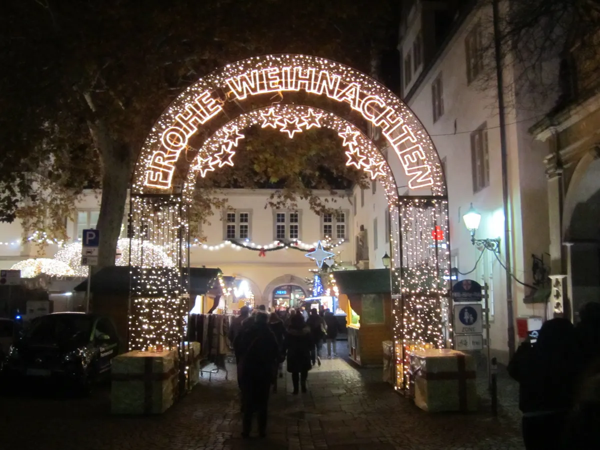 Lichterbogen Frohe Weihnachten am Koblenzer Weihnachtsmarkt