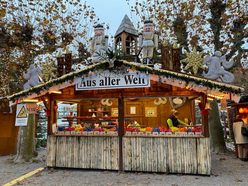 Verkaufshütte mit Nussknackern und Engeln auf dem Konstanzer Weihnachtsmarkt