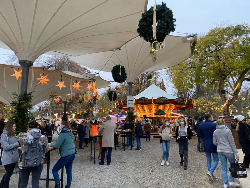 Sternenschirme und Karussell auf dem Konstanzer Weihnachtsmarkt am See