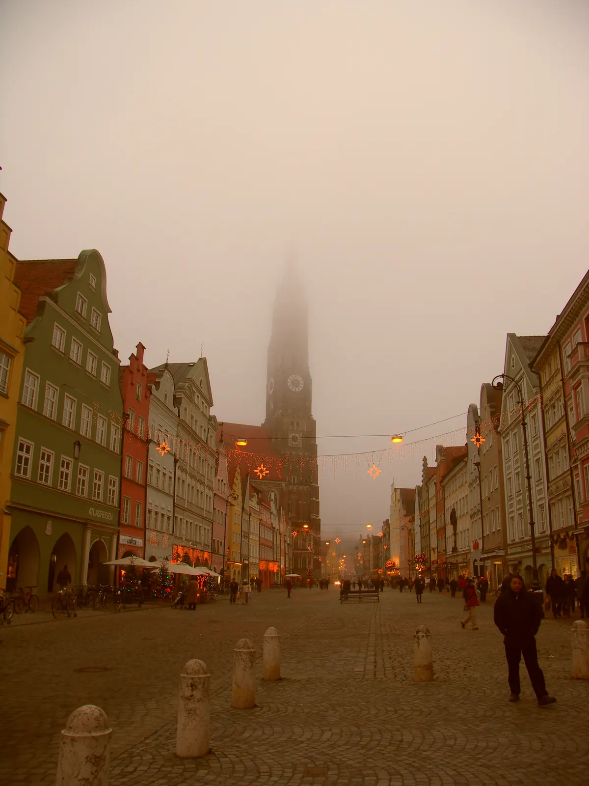 Landshuter Altstadt mit weihnachtlicher Beleuchtung und Martinskirche im Nebel