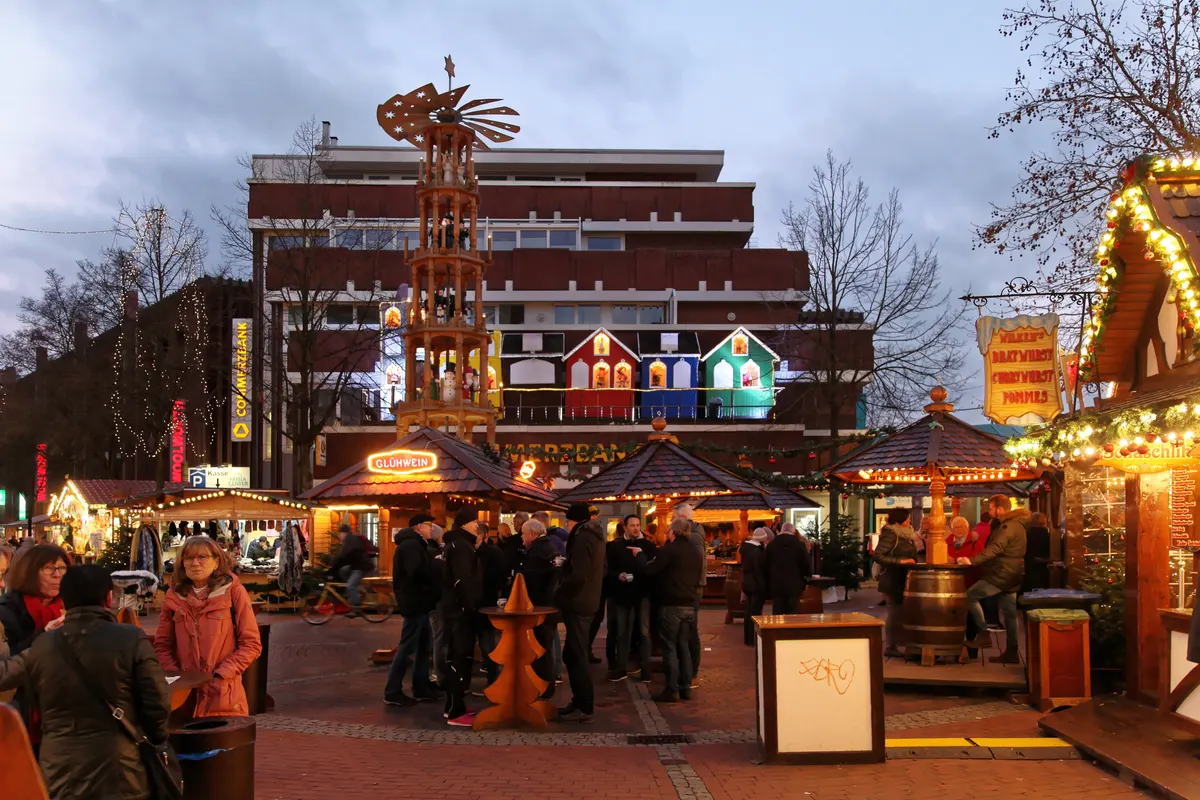 Weihnachtspyramide am Denkmalplatz in Leer in der Dämmerung
