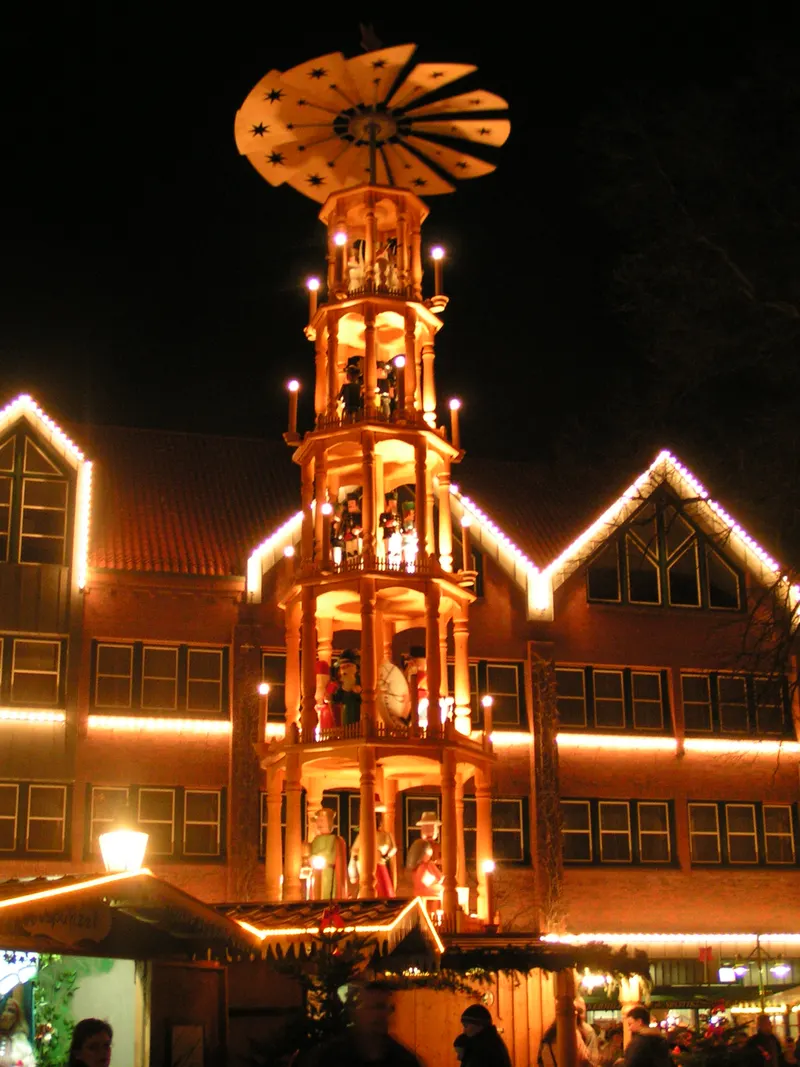 Weihnachtspyramide auf dem Weihnachtsmarkt in Leer abends beleuchtet