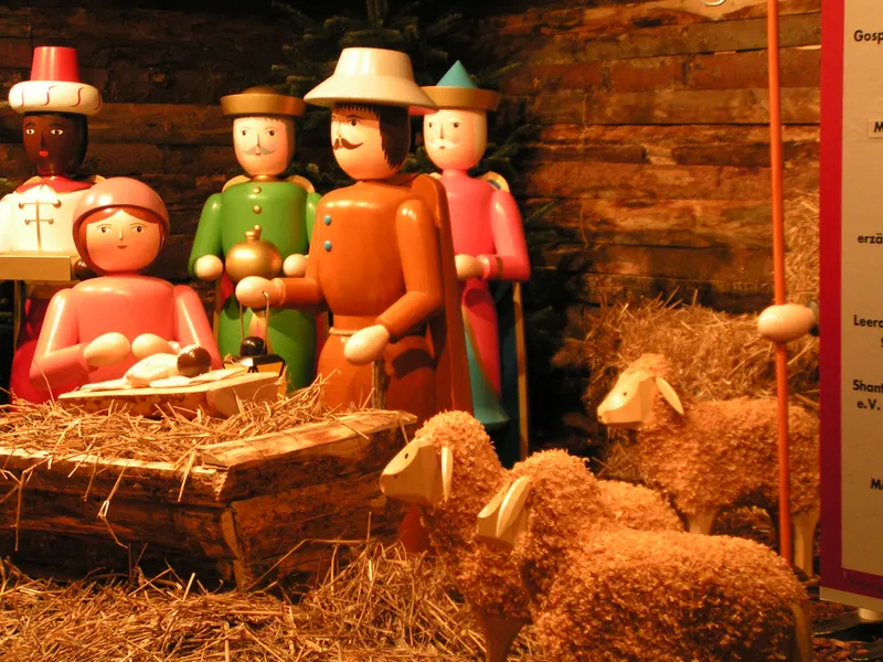 Krippe mit Erzgebirge-Figuren auf dem Weihnachtsmarkt in Leer