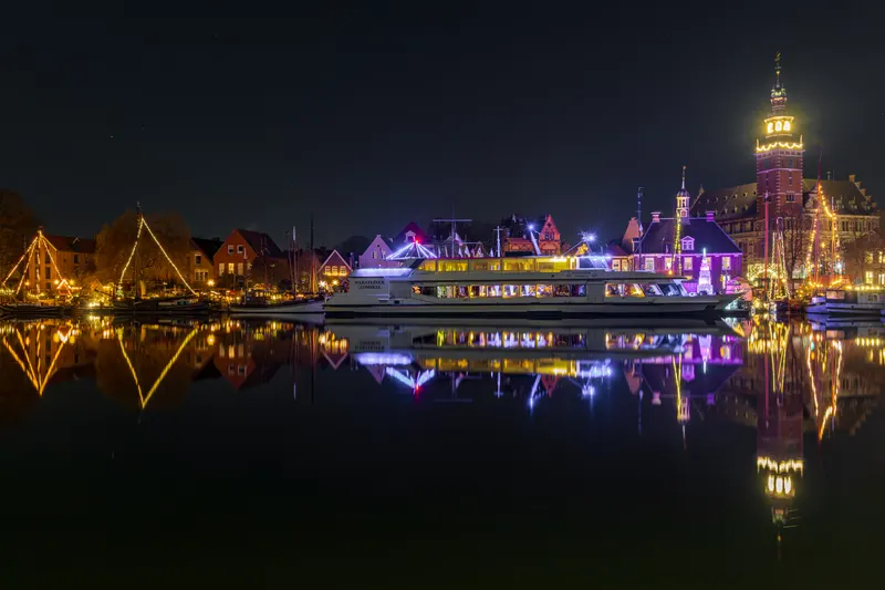 Weihnachtlicher Hafen von Leer in Ostfriesland mit Spiegelung im Wasser