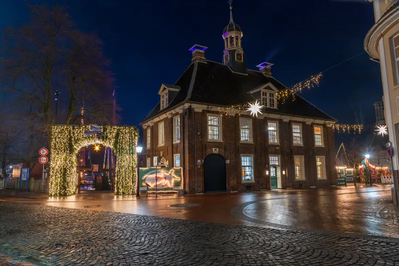 Rathaus Leer mit Lichterbogen zum Weihnachtsmarkt