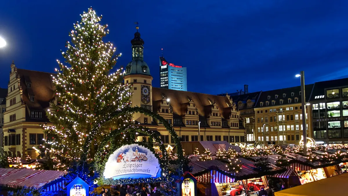 Leipziger Weihnachtsmarkt mit Altem Rathaus und großem Weihnachtsbaum zur blauen Stunde