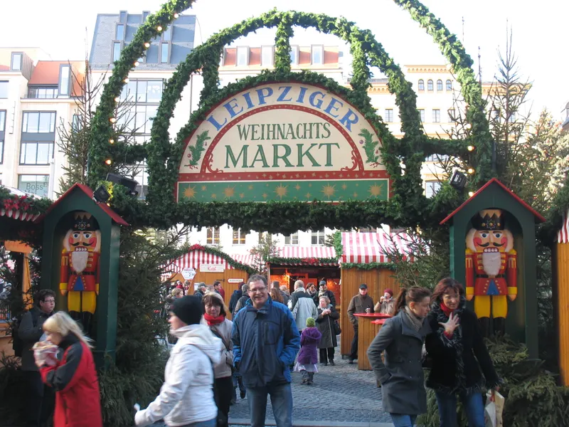 Eingangsbogen des Leipziger Weihnachtsmarkts mit Nussknackern