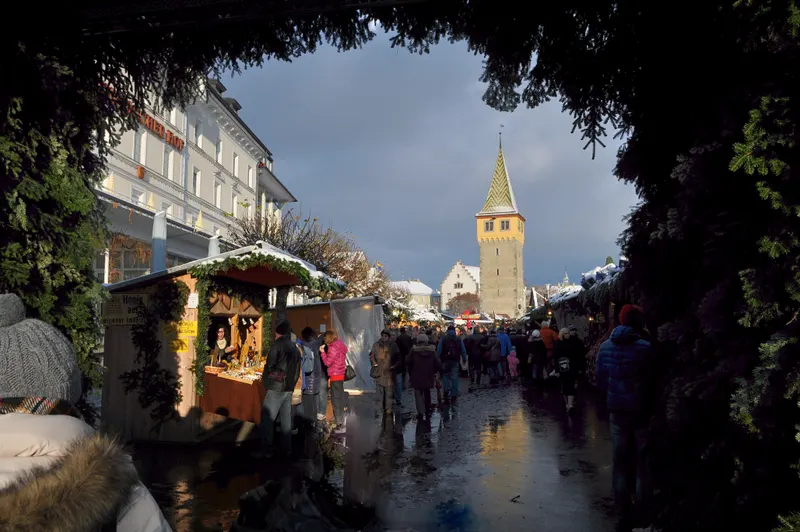 Lindauer Hafenweihnacht mit Blick auf den Mangturm