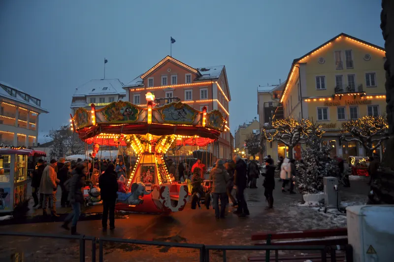 Beleuchtetes Karussell der Lindauer Hafenweihnacht in der Dämmerung