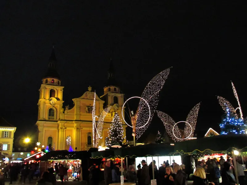 Leuchtende Engelsflügel über dem Ludwigsburger Marktplatz