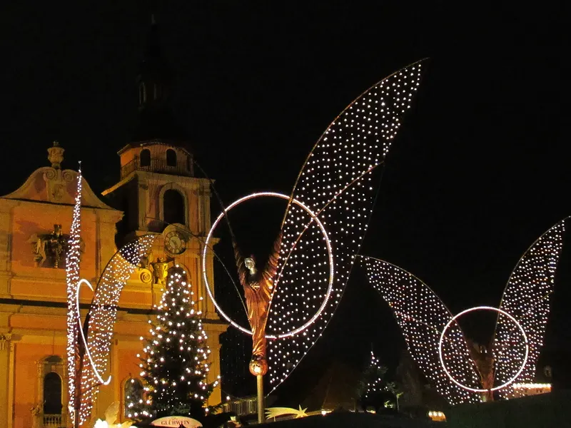 Engelsflügel aus Lichtern vor der Stadtkirche beim Barock-Weihnachtsmarkt Ludwigsburg