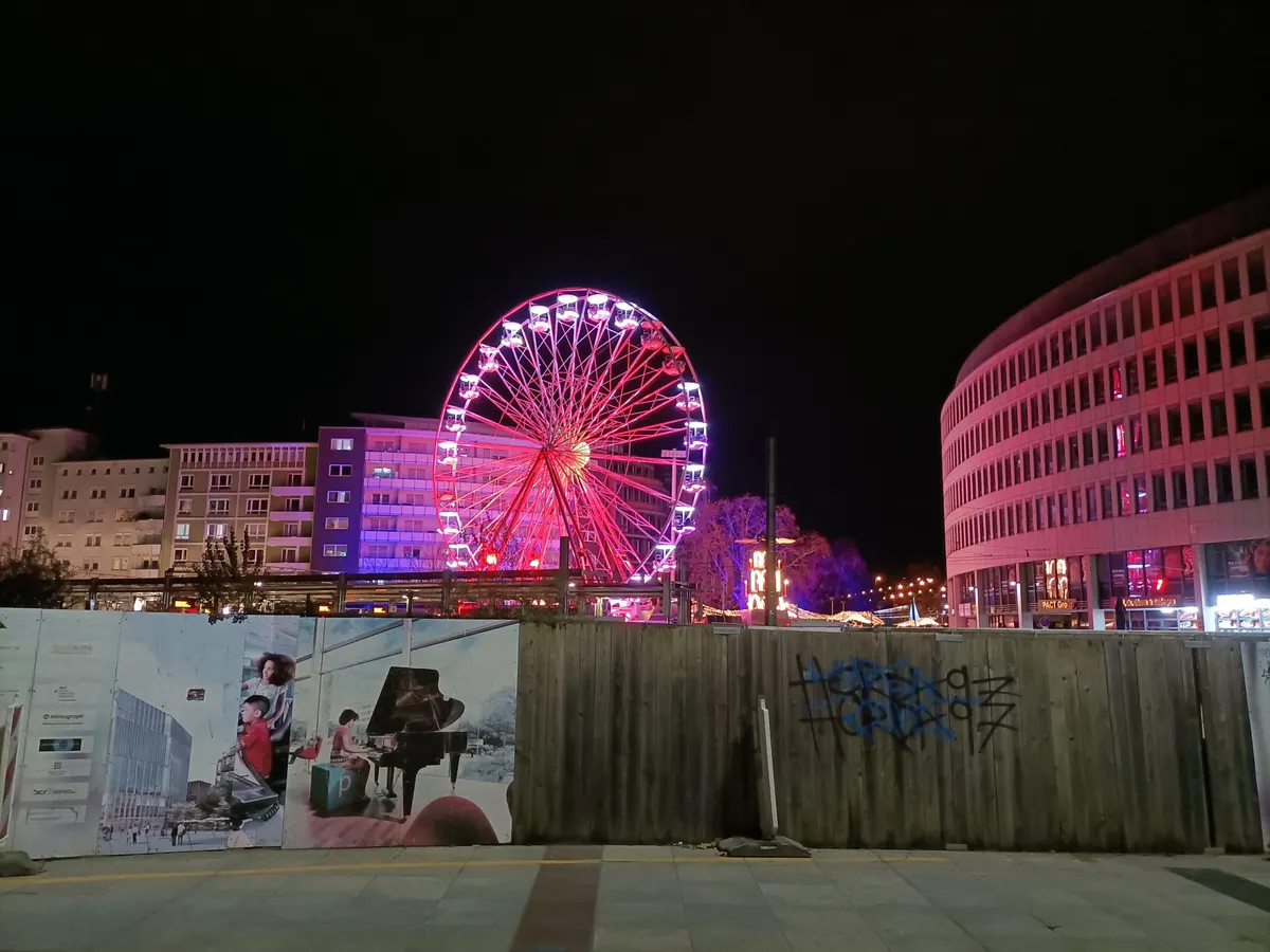 Riesenrad beim Weihnachtsmarkt am Berliner Platz in Ludwigshafen bei Nacht