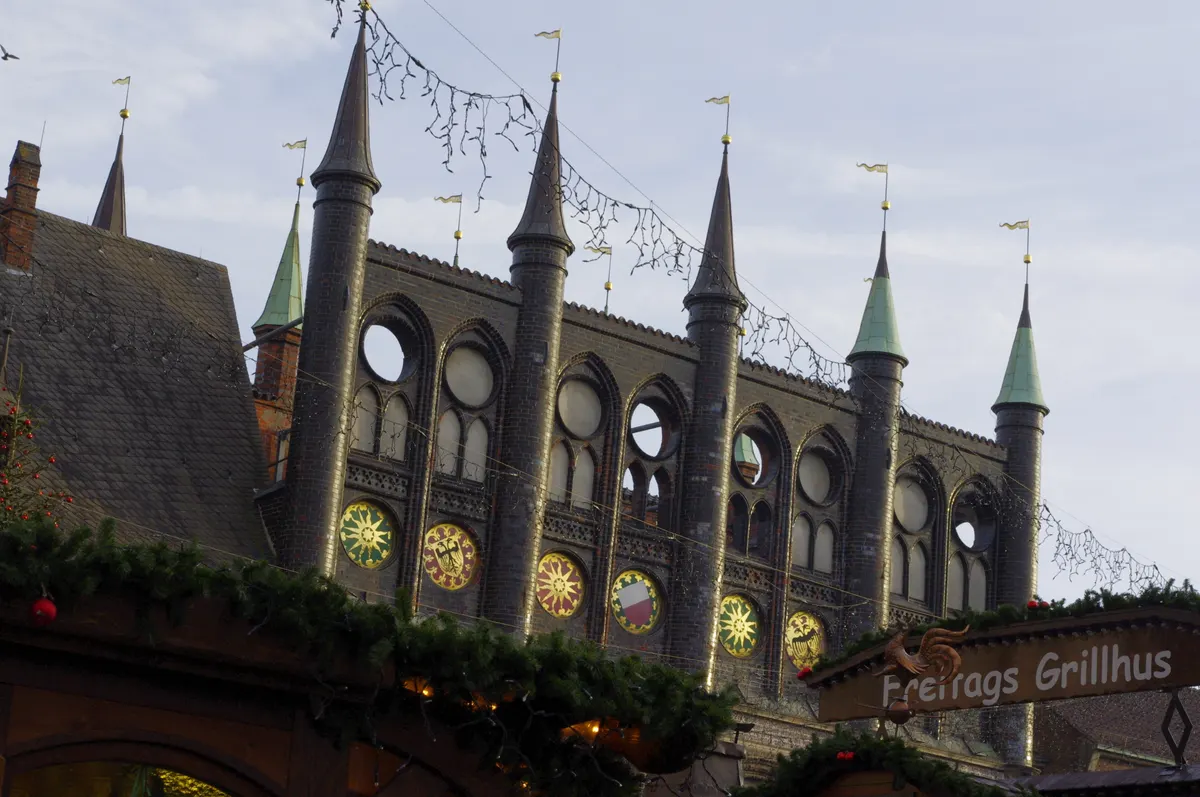 Lübecker Rathaus mit Girlanden am Weihnachtsmarkt