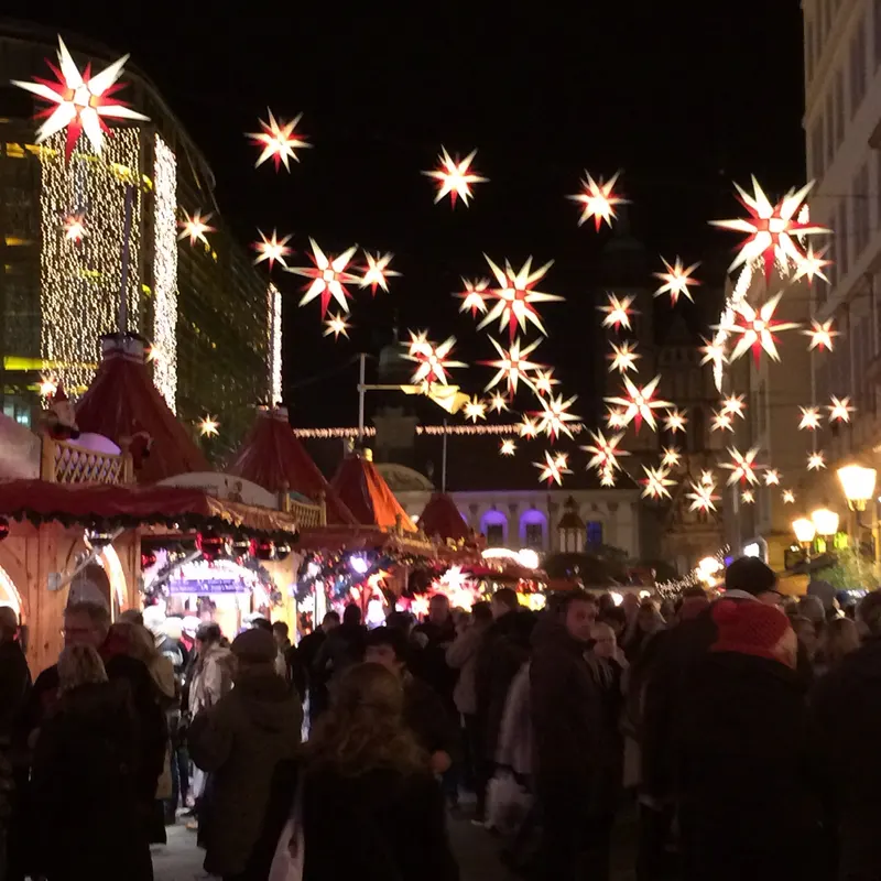 Sternenhimmel aus Herrnhuter Sternen über dem Magdeburger Weihnachtsmarkt