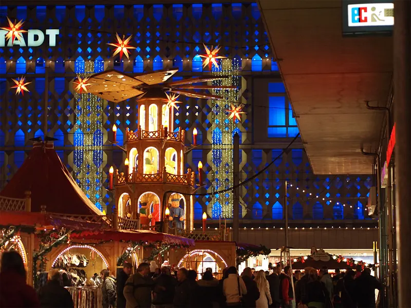 Weihnachtspyramide vor der blau beleuchteten Fassade in Magdeburg