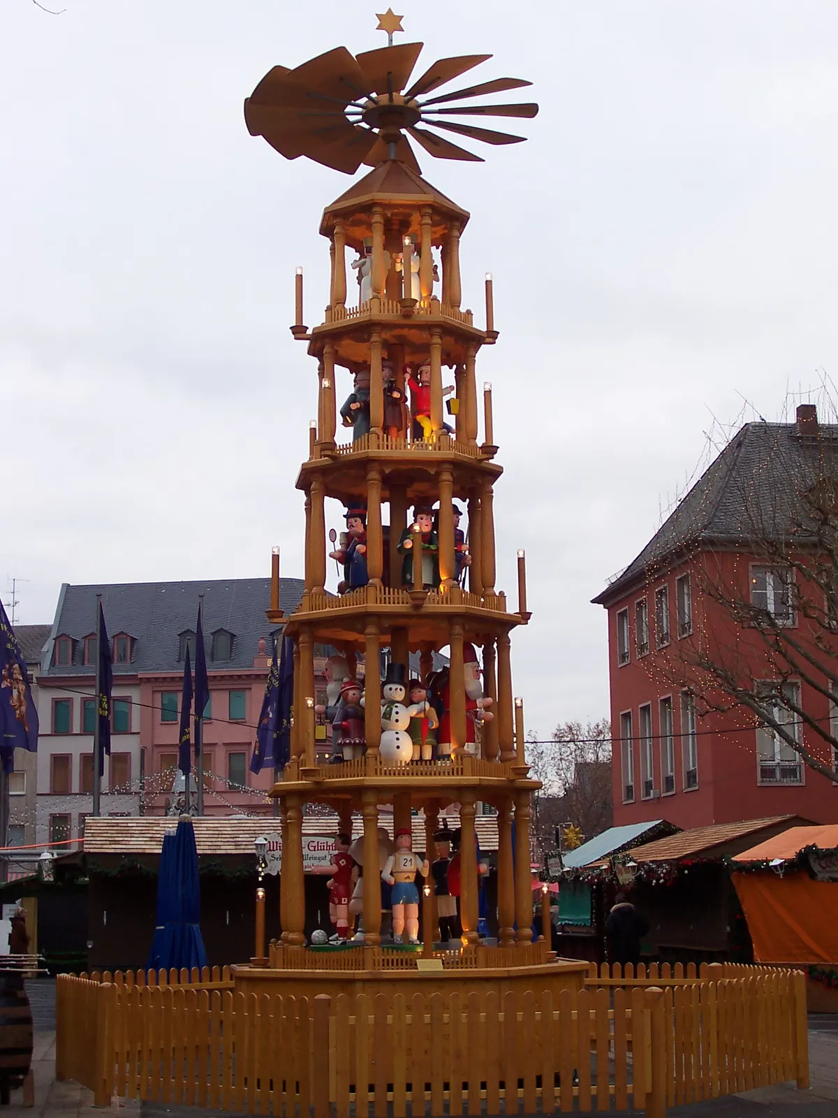 Große Weihnachtspyramide auf dem Mainzer Weihnachtsmarkt