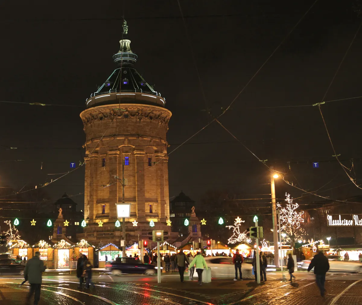 Mannheimer Wasserturm bei Nacht mit den Buden des Weihnachtsmarkts