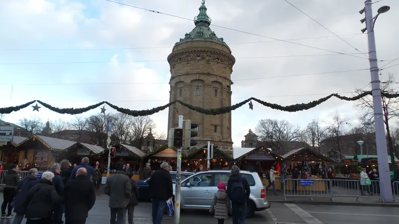 Wasserturm Mannheim mit Girlanden und Weihnachtsmarkt bei Tag