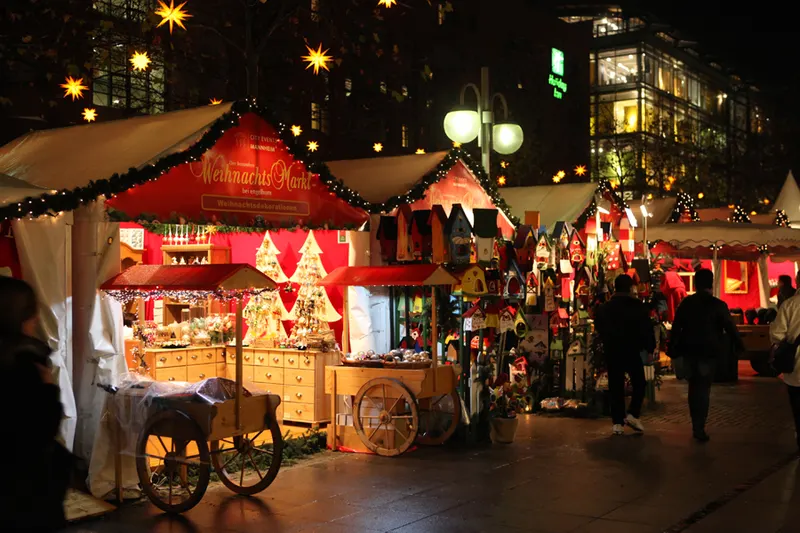 Beleuchtete Weihnachtsmarktbuden in Mannheim am Abend