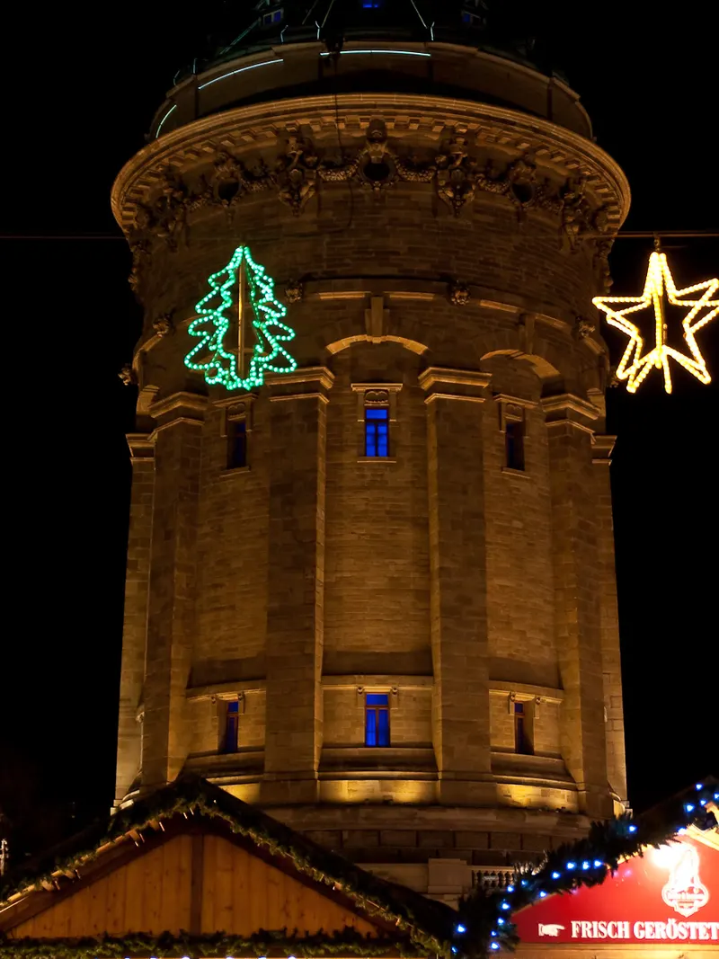 Weihnachtlich beleuchteter Wasserturm in Mannheim mit Tannenbaum und Stern