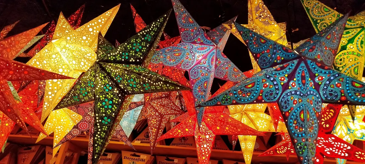 Leuchtsterne an einem Stand auf dem Marburger Weihnachtsmarkt