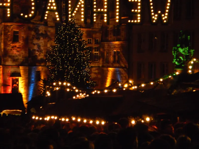 Marburger Rathaus mit Weihnachtsbaum und Lichterketten bei Nacht