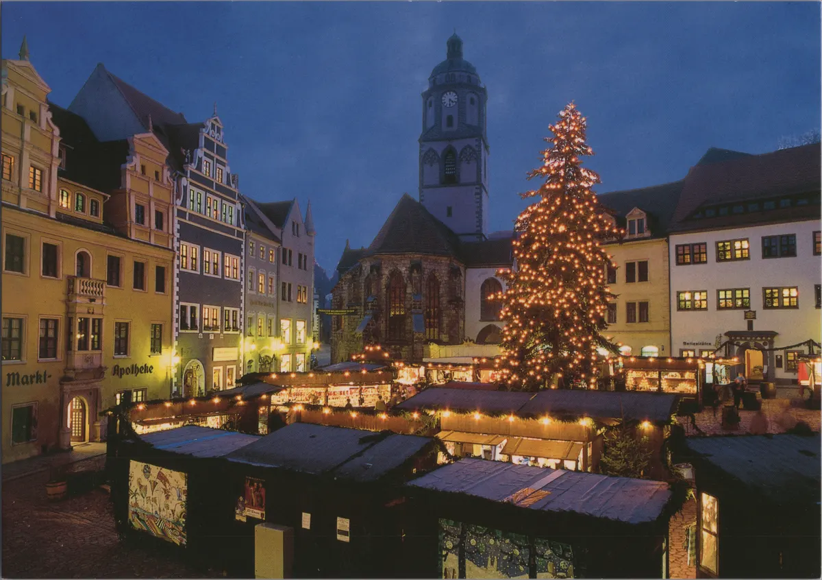 Meißner Markt in der Dämmerung mit erleuchtetem Weihnachtsbaum und Frauenkirche