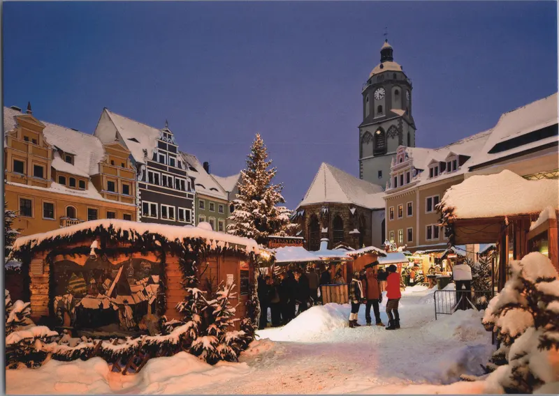 Verschneiter Meißner Weihnachtsmarkt mit Holzhütten