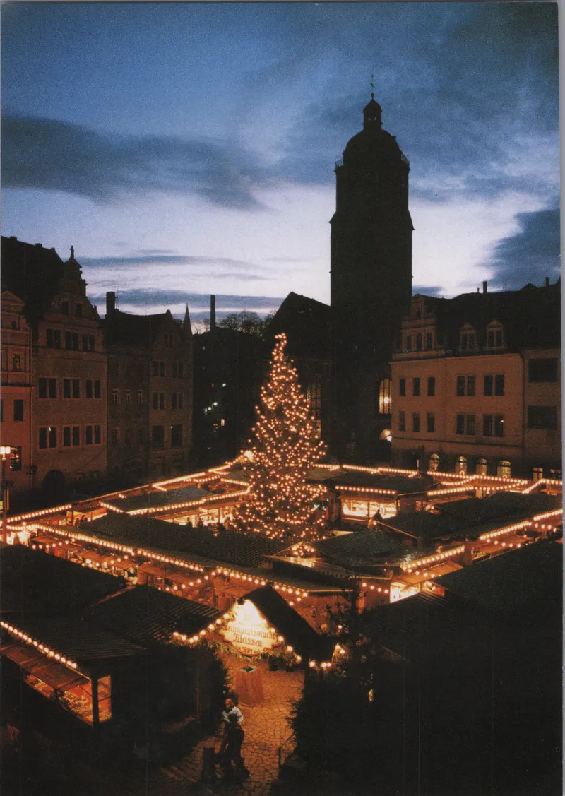 Meißner Marktplatz mit Weihnachtsbaum und beleuchteten Buden von oben