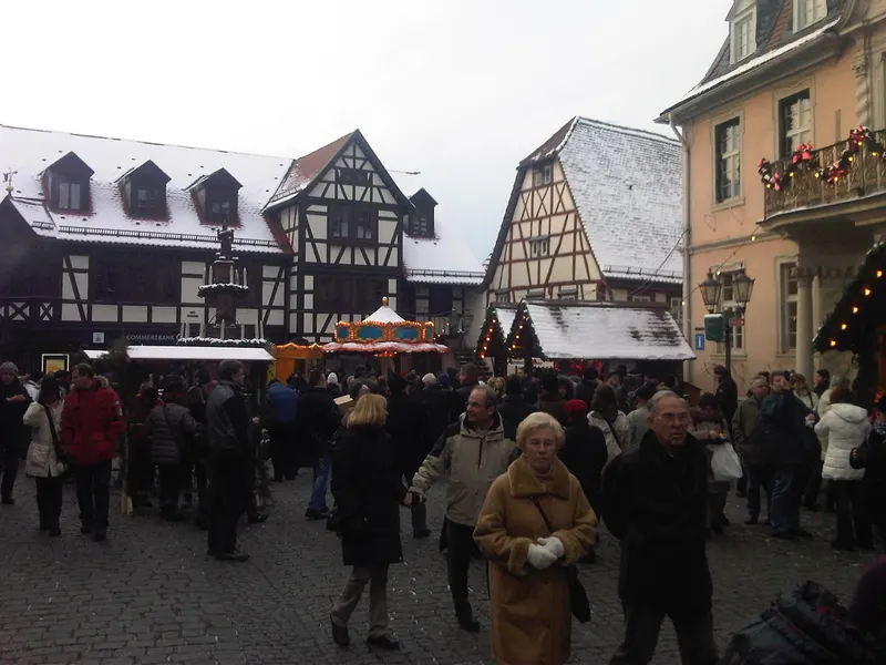 Verschneiter Marktplatz in Michelstadt mit Fachwerkhäusern und Weihnachtsmarkt