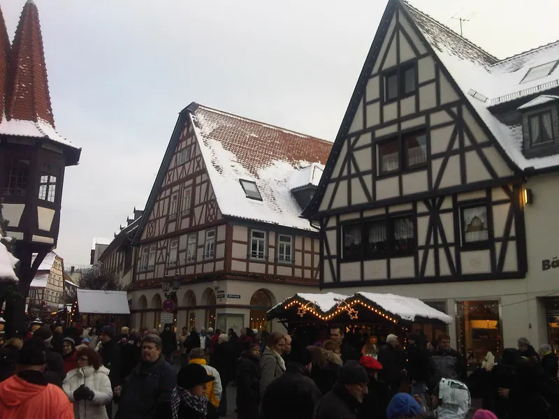 Fachwerkhäuser mit Schnee am Markt in Michelstadt