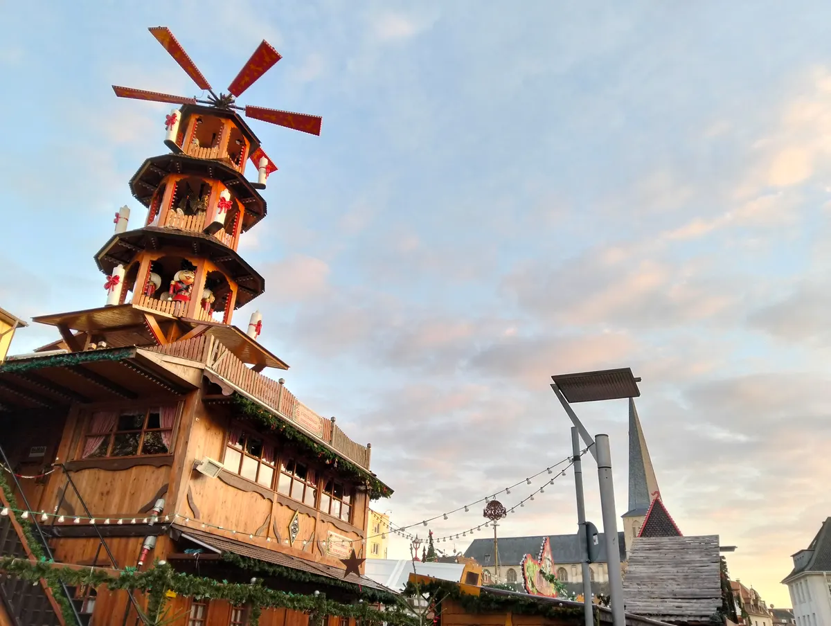 Weihnachtsdorf mit beleuchtetem Weihnachtsbaum auf dem Alten Markt in Mönchengladbach bei Nacht