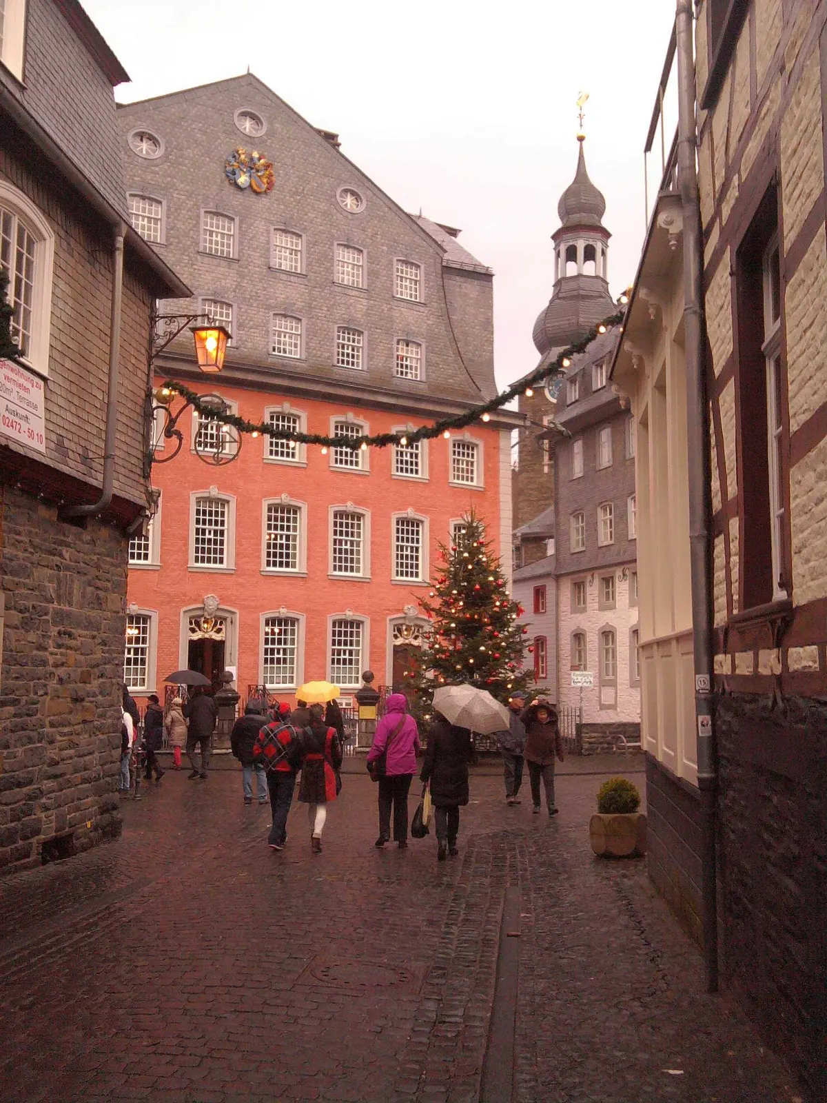 Rotes Haus in Monschau mit Weihnachtsbaum und Girlande