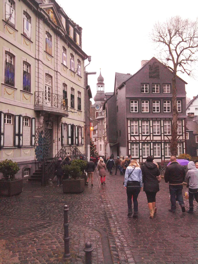 Besucher in der Monschauer Altstadt zur Weihnachtsmarktzeit
