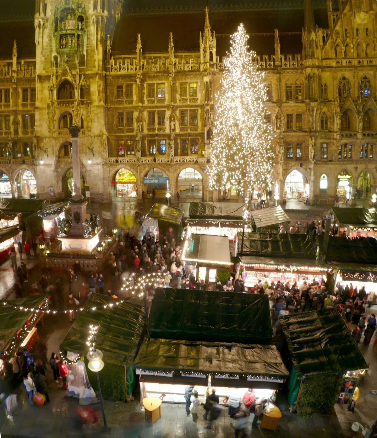 Christkindlmarkt München am Marienplatz mit Weihnachtsbaum und Buden bei Nacht