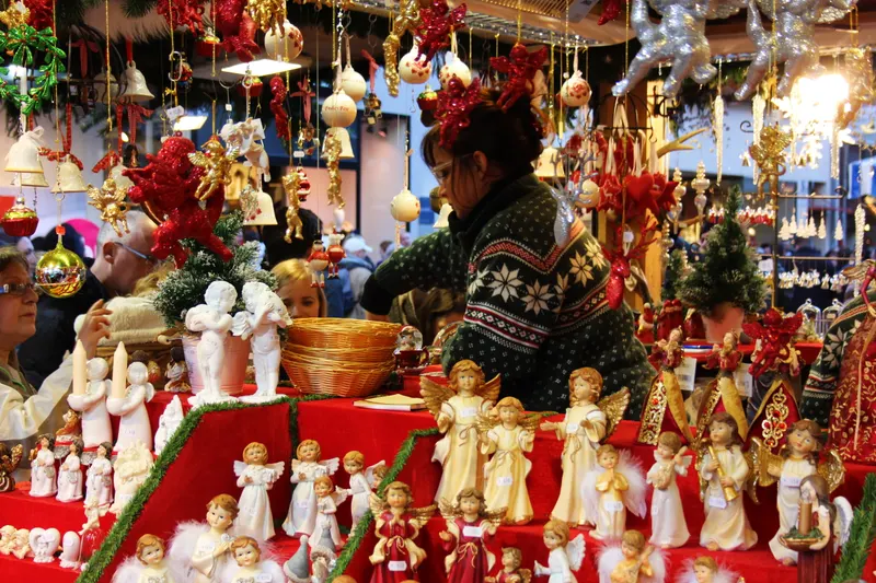 Engelfiguren am Verkaufsstand des Münchner Christkindlmarkts