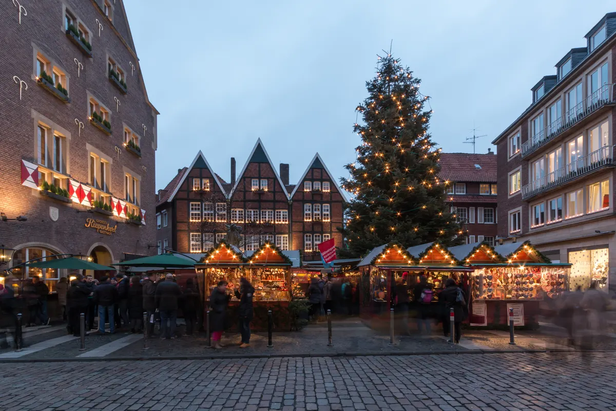 Weihnachtsmarkt am Kiepenkerl auf dem Spiekerhof in Münster mit großem Tannenbaum