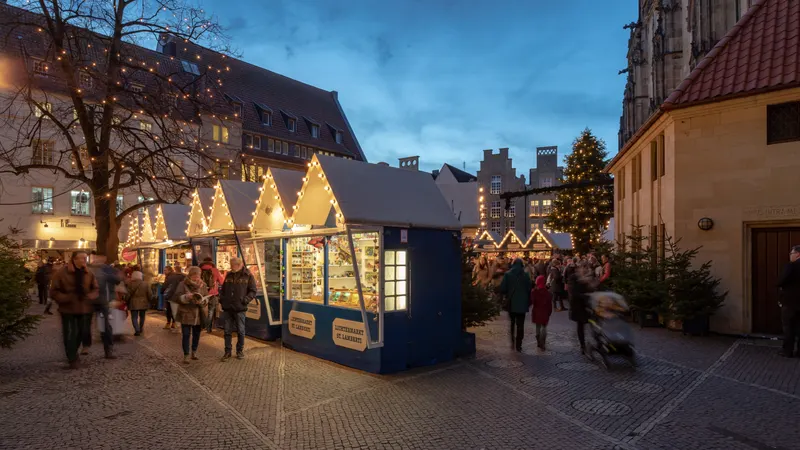 Blaue Verkaufshütte auf dem Münsteraner Weihnachtsmarkt in der Dämmerung