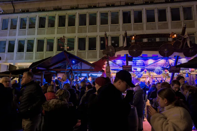 Besucher auf dem mittelalterlichen Weihnachtsmarkt Neu-Ulm am Abend