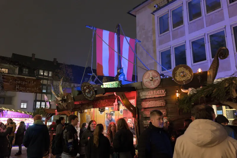 Wikinger-Imbissbude auf dem mittelalterlichen Weihnachtsmarkt in Neu-Ulm