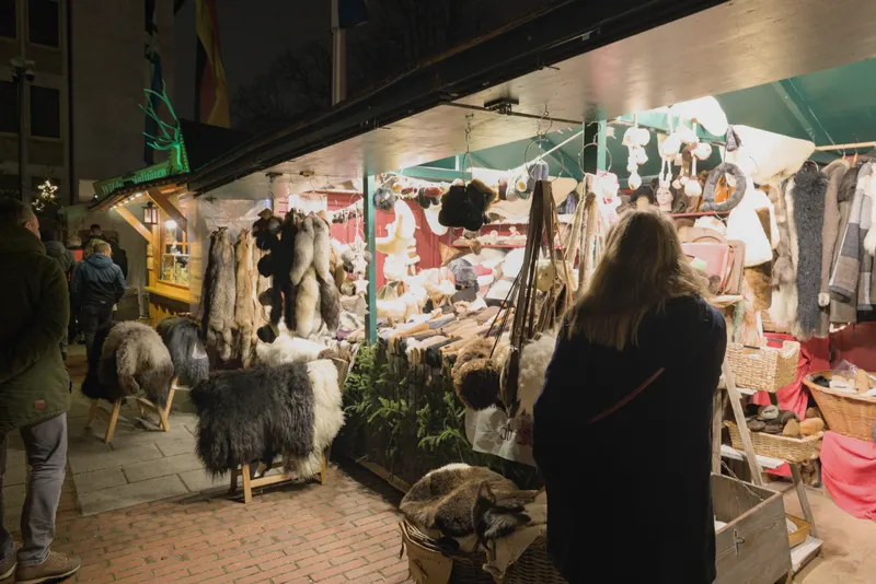 Fellstand auf dem mittelalterlichen Weihnachtsmarkt in Neu-Ulm
