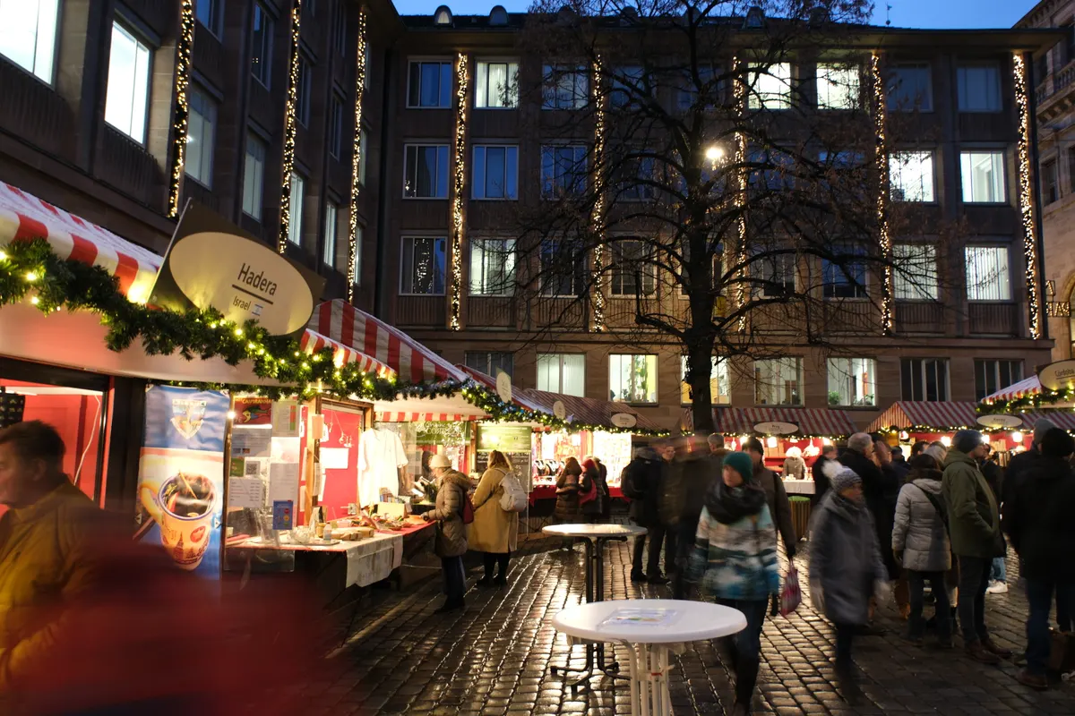 Buden des Markts der Partnerstädte am Abend in Nürnberg