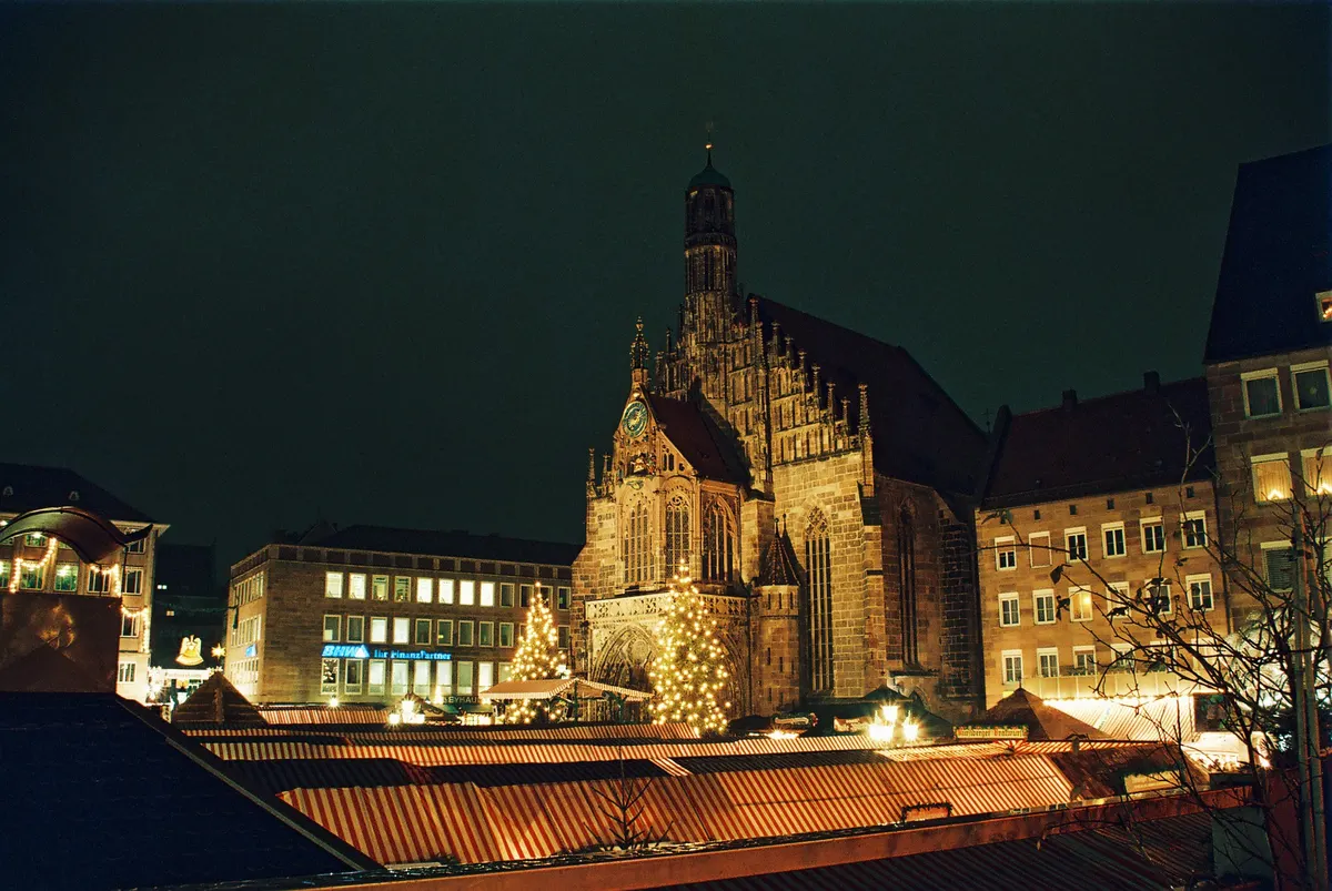 Frauenkirche und Christkindlesmarkt Nürnberg bei Nacht
