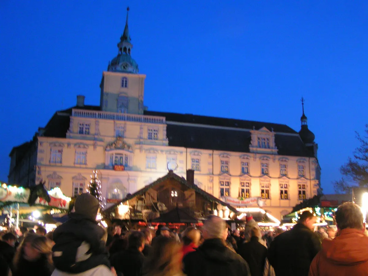 Lamberti-Markt vor dem Oldenburger Schloss in der blauen Stunde