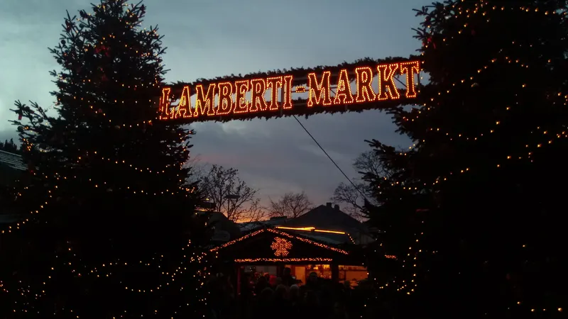 Torbogen mit Schriftzug Lamberti-Markt in Oldenburg