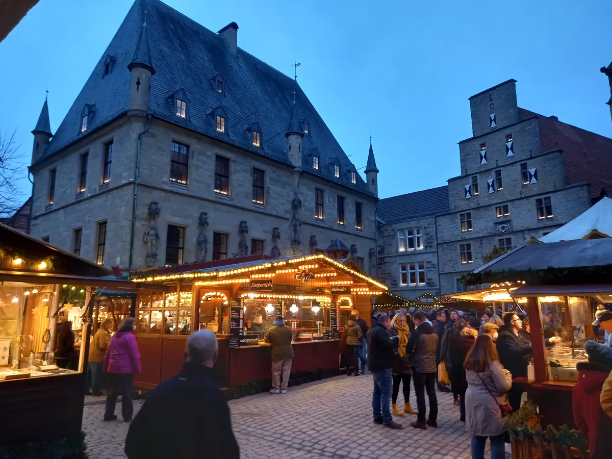Osnabrücker Rathaus mit Weihnachtsmarkt in der blauen Stunde