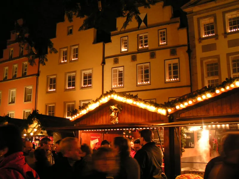 Weihnachtsmarktbuden vor Giebelhäusern in Osnabrück am Abend