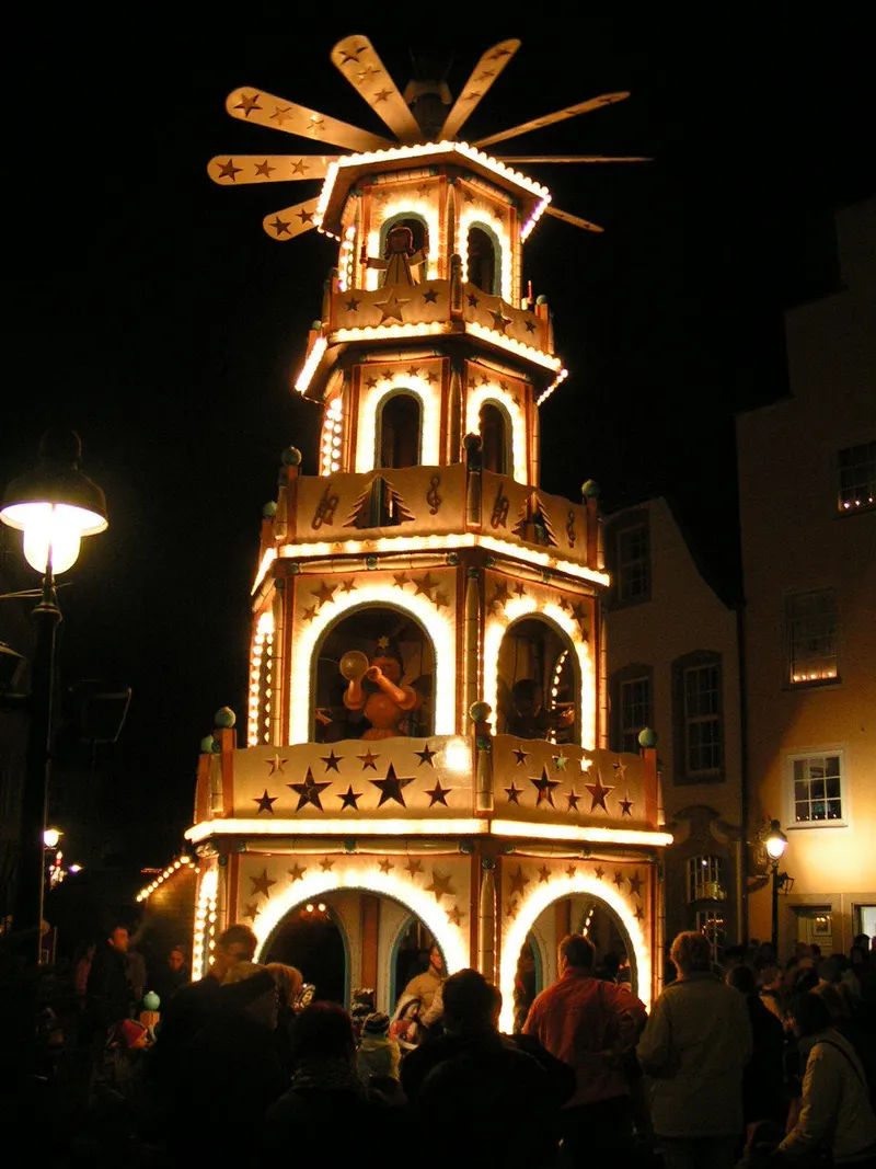 Beleuchtete Weihnachtspyramide auf dem Osnabrücker Weihnachtsmarkt