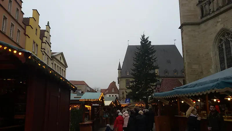 Weihnachtsbaum und rote Buden auf dem Osnabrücker Weihnachtsmarkt